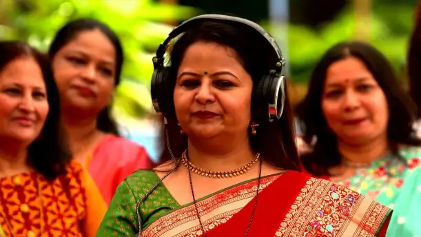 Zee5 - Aamhi Saare Khavayye